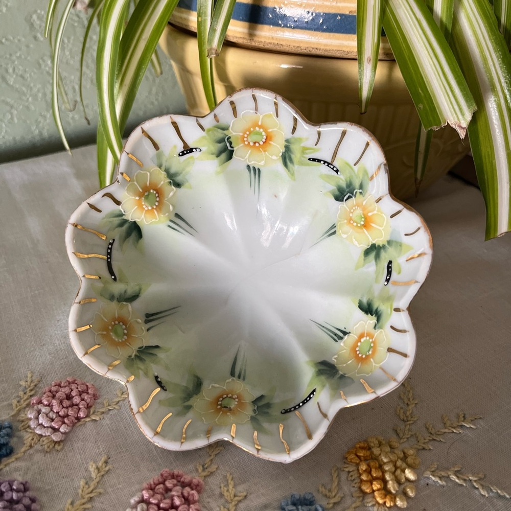 Vintage Hand-Painted Japan Floral Porcelain Bowl Scalloped Rim Gold Moriage Trim